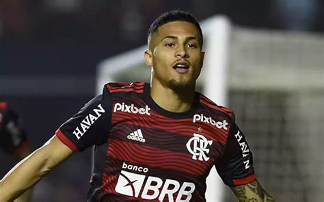 Flamengo renova contrato de João Gomes