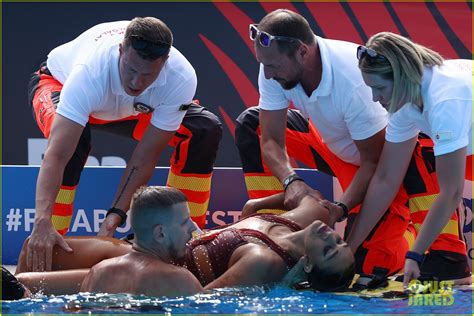 Dramatic Photos Show Swimmer Anita Alvarez Being Saved By Her Coach