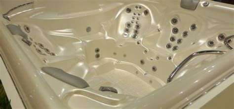 How to Maintain a Whirlpool Bathtub - Plumbers services