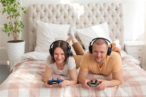 Free Photo Wife And Husband Playing Videogames Together At Home