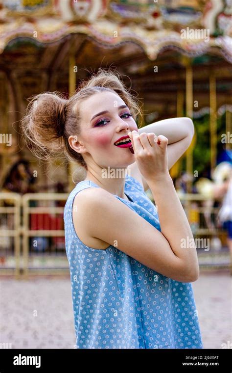 Une Femme Tient Une Cerise Dans Sa Bouche Sur La Toile De Fond Dun