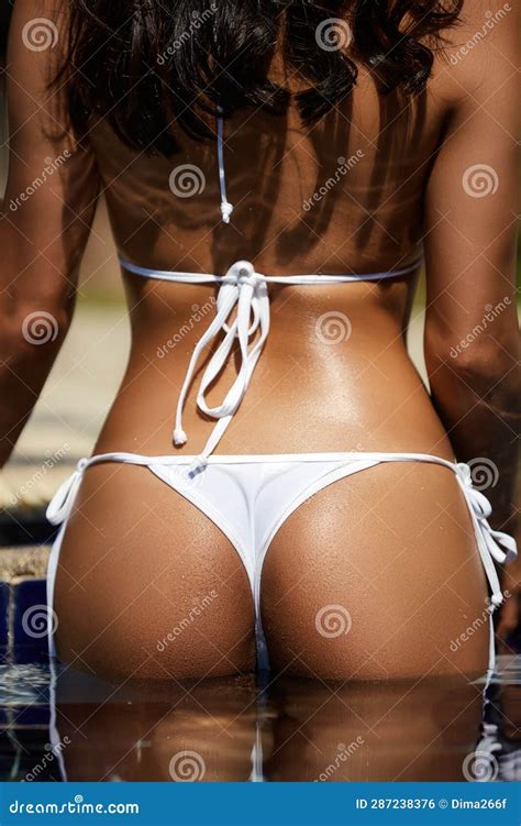 Espalda Curtida De Una Joven Morena En Bikini Blanco En La Piscina Foto De Archivo Imagen De