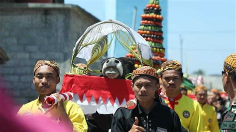 Ritual Larung Sesaji Di Pantai Tambakrejo Berjalan Khidmat Info Blitar