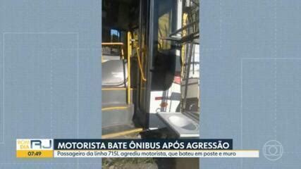 Vídeo Motorista de ônibus perde o controle e bate em poste após ser