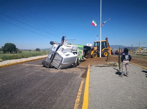 Vuelca tractocamión en la entrada de Villa de Tezontepec La Jornada