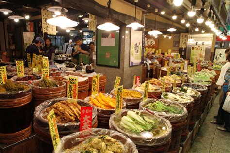 画像2枚目： 京都の台所、錦市場で食べ歩きしたい！ご当地絶品グルメ5選！｜ Taptrip