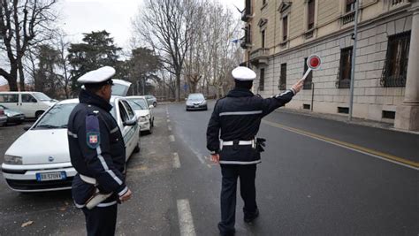 Novara Reagisce Con Violenza A Un Controllo Della Polizia Locale E