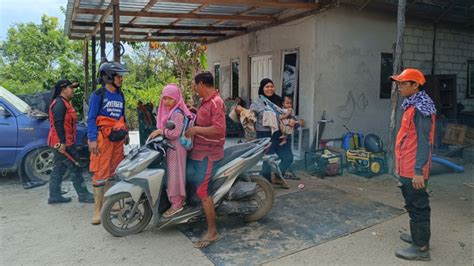 Rumah Terkepung Asap Karhutla Petugas Bpbd Kotim Evakuasi Irt Bersama