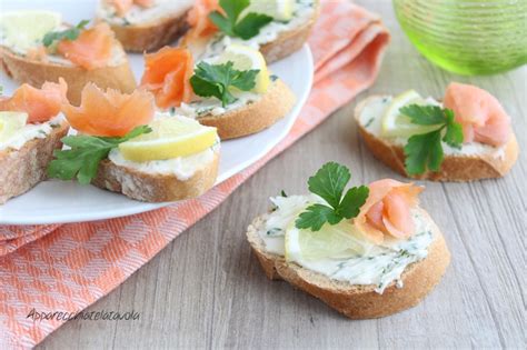 CROSTINI CON SALMONE E Burro Aromatizzato Al Prezzemolo Antipasto