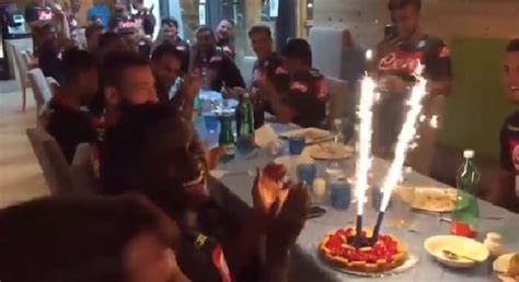 Compleanno Diawara Arrivano La Torta E Gli Auguri Della Ssc Napoli Video