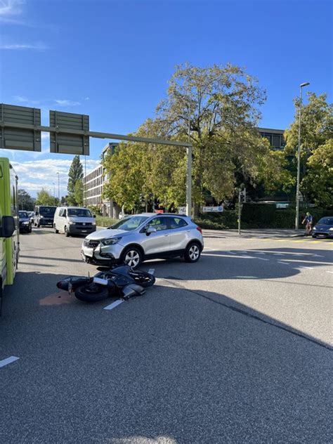 Muttenz BL Kollision Zwischen PW Und Motorrad Eine Person Leicht