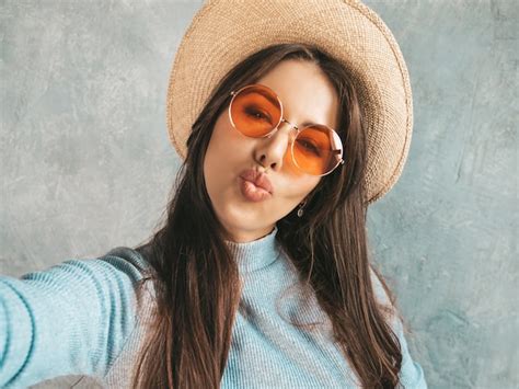 Retrato De Mujer Joven Alegre Tomando Foto Selfie Y Vistiendo Ropa