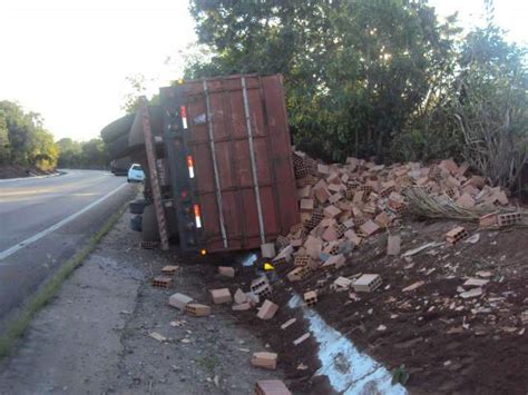 Ultrapassagem forçada causa acidente e tombamento de carreta na BR 163