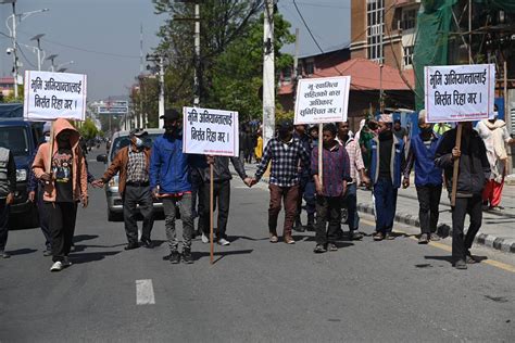 भूमि अभियन्ता रिहाइको माग गर्दै सुकुम्बासीहरूको विरोध प्रदर्शन फोटो