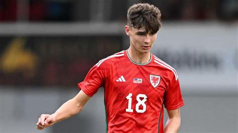 Charlie Crew Leeds Midfielder S Call A No Brainer For Wales Boss Bbc Sport