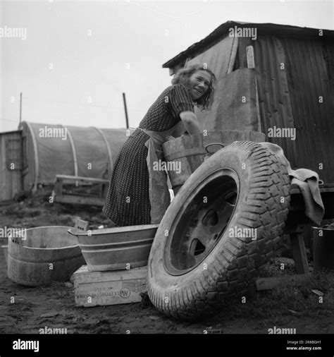 Réel 20 3 1947 Honningsvåg entre les casernes et les montagnes le long