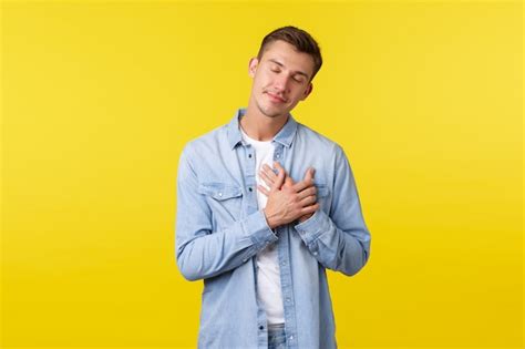 Estilo de vida saudável pessoas e conceito de comida Homem loiro