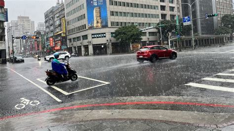 快訊／豪雨狂炸！雷聲響不停 2縣市淹水警戒｜東森新聞：新聞在哪 東森就在哪裡