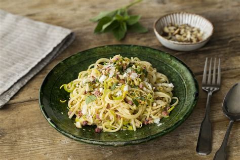 Ganz schnelle Spaghetti mit Lauch Speck Soße Rezept HelloFresh