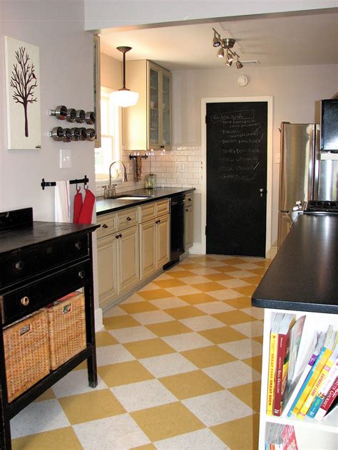 The Granite Gurus: 10 Kitchens with Checkerboard Floors