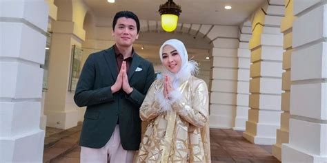 Momen Lebaran Syahrini Dengan Sang Suami Bikin Netizen Kepo Kok