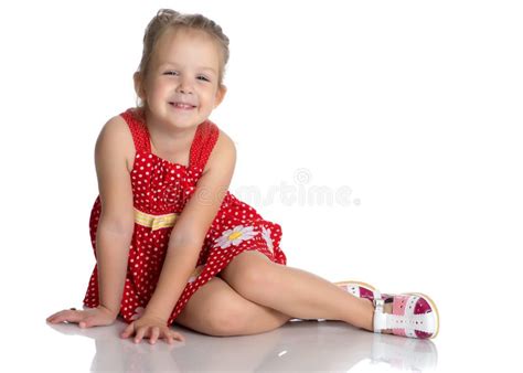 La Petite Fille S Assied Sur Le Plancher Image Stock Image Du Sain