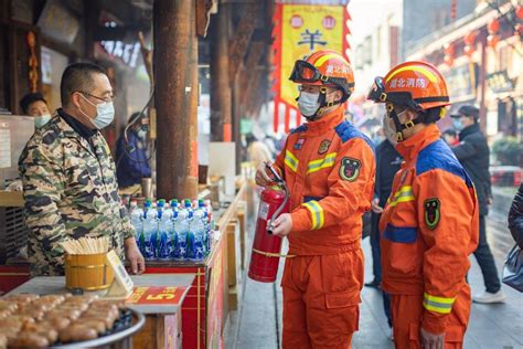 武汉消防多举措保障景区元宵节消防安全游客检查庙会