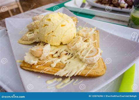 De Belgische Wafels Met Gesmolten Witte Chocolade Vanilleroomijs En