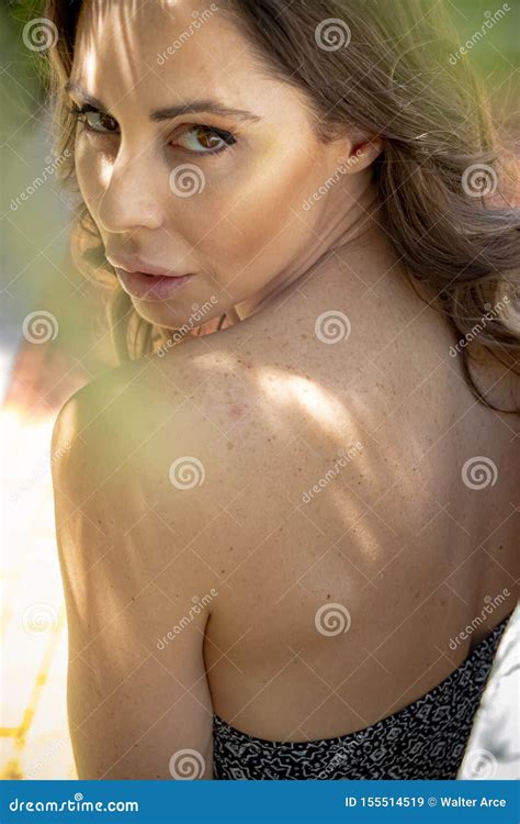 Reizende Brunette St Dtische Umwelt Bikini Modell Posing Outdoors Ins A Stockbild Bild Von