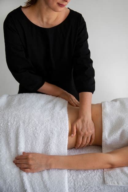 Masseuse Donnant Un Massage Au Client Photo Gratuite