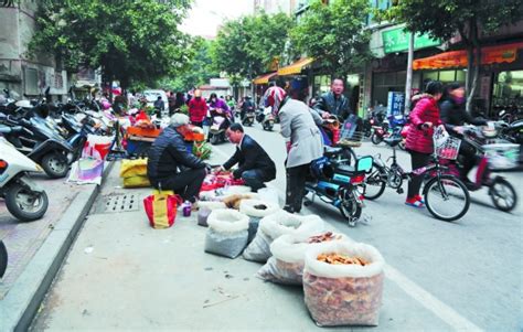 这里又堵了 市区津坂路小摊贩占道经营乱象回潮 城事要闻 东南网泉州频道