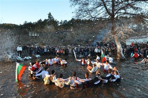 Persone Nel Lago Ghiacciato Epifania In Bulgaria La Befana Nel Mondo