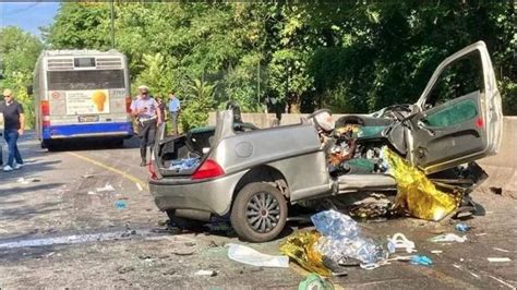 Incidente A Torino Auto Si Schianta Frontalmente Contro Il Bus Morti