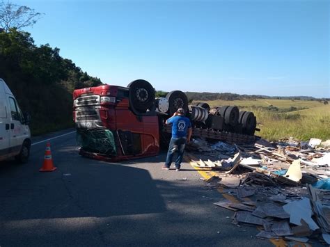 Motorista Fica Ferido Após Caminhão Tombar Na Br 494 Entre Divinópolis