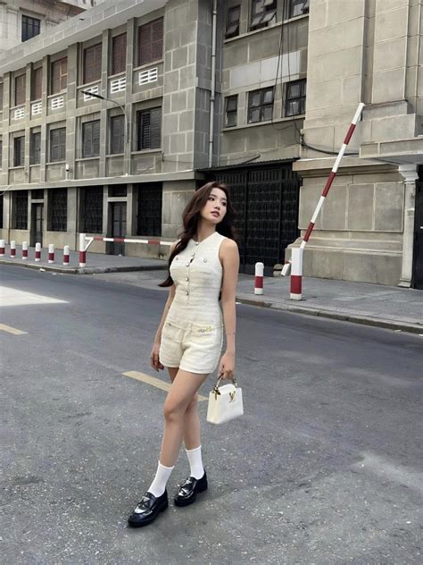 Lấy chồng năm 18 tuổi hot girl 2K4 giờ hết nổi loạn ăn mặc gợi cảm nhưng chẳng ai ném đá