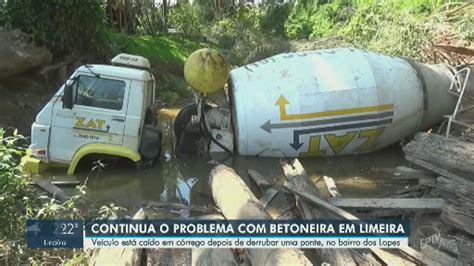 Passarela improvisada onde caminhão derrubou ponte em Limeira é levada