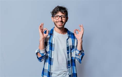 Pessoa Sorridente Gesticulando Ok Em Linguagem De Sinais Homem