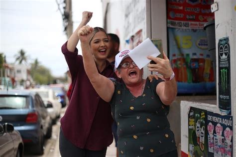 Estrella Palacios promete pavimentar calles de Mazatlán