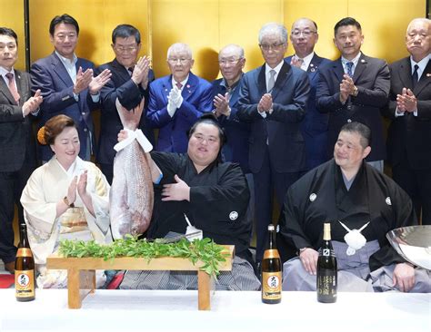 「琴桜」51年ぶり優勝、半世紀の時超え孫が賜杯「間に合って良かった」初代と同じ大関5場所目 大相撲写真ニュース 日刊スポーツ