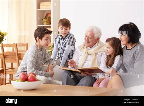 Grands Parents Observant Leurs Petits Enfants Banque De Photographies