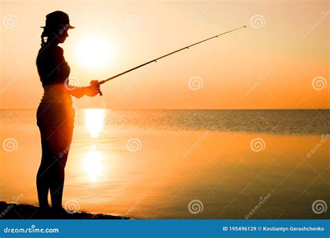 Uma Menina Pescadora Feliz Pega Peixe No Mar Em Viagens De Silhueta