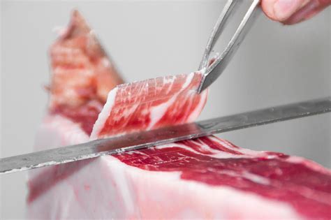 Cómo cortar paletilla de jamón en 4 sencillos pasos