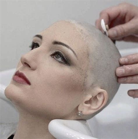 Pin Auf Hairdare Bald Women Glatze Rasieren Glatze Glatt Rasiert