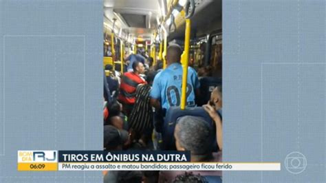 Vídeo PM reage a assalto na Dutra e mata suspeitos Bom Dia Rio G1