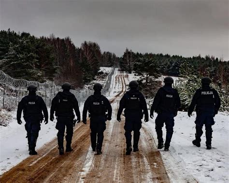 Krakowscy Policjanci Strzeg Granicy Polski Z Bia Orusi Zdj Cia