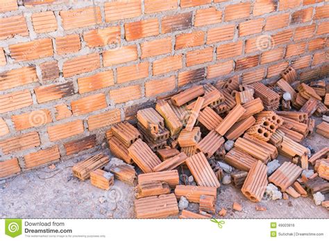 Pila De Ladrillos En Emplazamiento De La Obra Con La Pared De Ladrillo