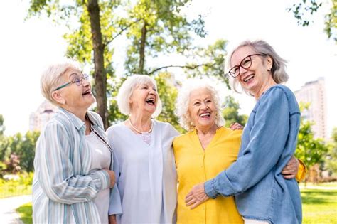 Grupo De Personas Mayores Que Se Unen En El Parque Foto Premium