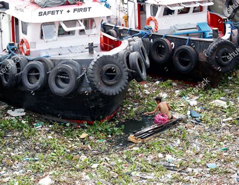 Filipino On Makeshift Raft Clears Debris Editorial Stock Photo Stock