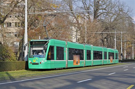 Be Combino Auf Der Linie F Hrt Zur Haltestelle Am Bahnhof