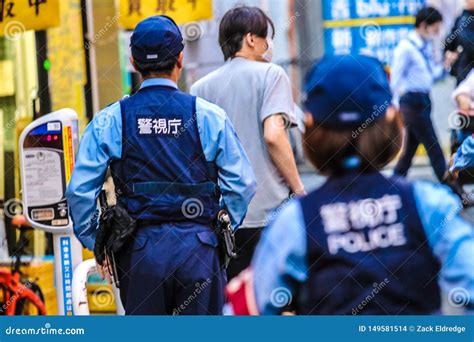 Agentes Da Pol Cia Japoneses Que Respondem A Uma Cena Foto De Stock